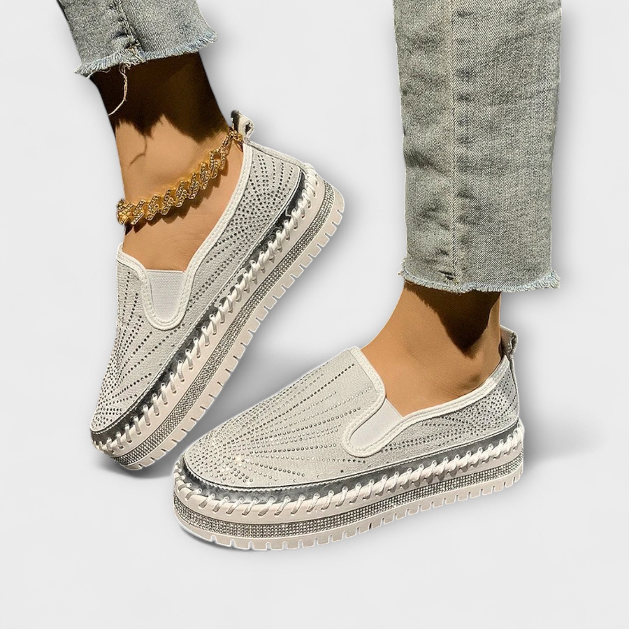 Sable – Leather shoes adorned with rhinestones